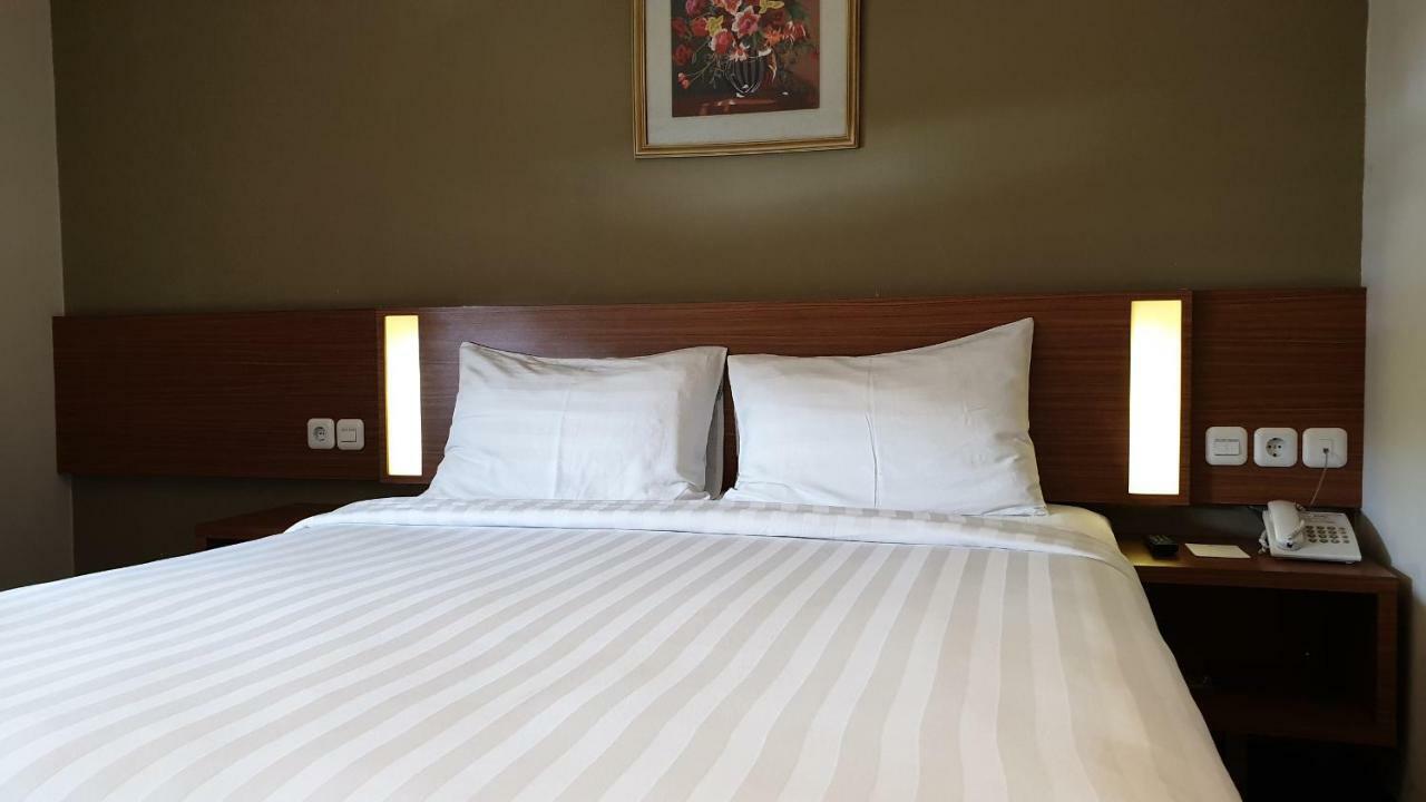 Biz Hotel City Center Ambon Exteriör bild