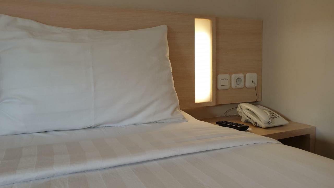 Biz Hotel City Center Ambon Exteriör bild