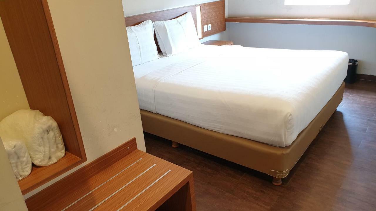 Biz Hotel City Center Ambon Exteriör bild