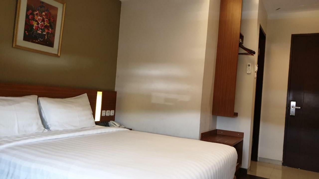 Biz Hotel City Center Ambon Exteriör bild